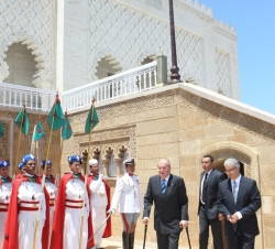 Don Juan Carlos a su salida del Mausoleo de Mohamed V